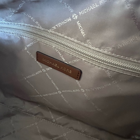 NWT MICHAEL KORS MEDIUM DAFFLE SATCHEL HANDBAG - Picture 6 of 8